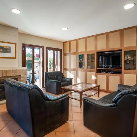 Villa In Elite Residential Area Of Faro
